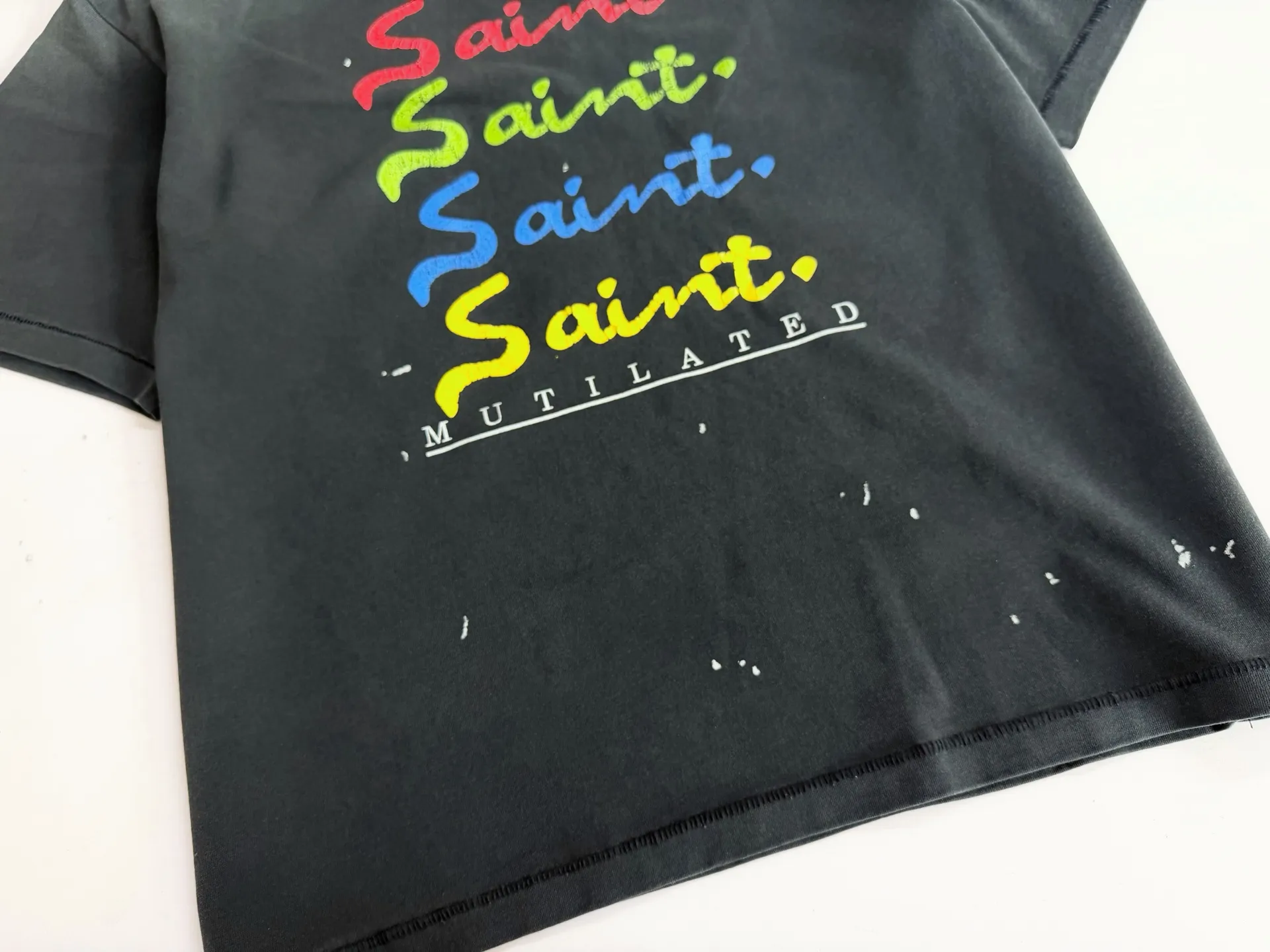 ❥8029#P136 Saint Mxxxxxx new model uses double yarn cotton batik fabric 280g, comfortable and breathable to wear. Full of street feel, loose fit. Craftsmanship: crack printing + graffiti + spray coding, batik and wash. Size: (S-M-L-XL) Color: Washed Black